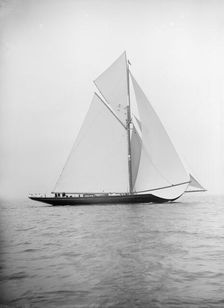 The 221 ton gaff-rigged cutter Britannia sailing under spinnaker 1913. Creator: Kirk & Sons of Cowes