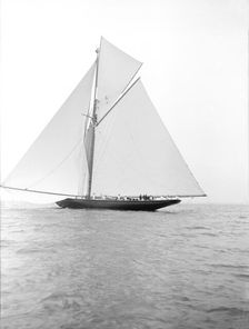The 221 ton gaff-rigged cutter Britannia sailing under spinnaker, 1913. Creator: Kirk & Sons of Cowes