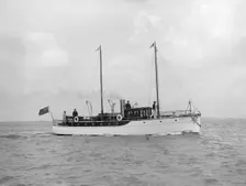The 23 ton motor yacht Kiwi under way, 1914. Creator: Kirk & Sons of Cowes