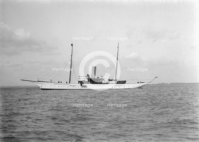 The 357 ton steam yacht 'Yarta' at anchor, 1922. Creator: Kirk & Sons of Cowes.