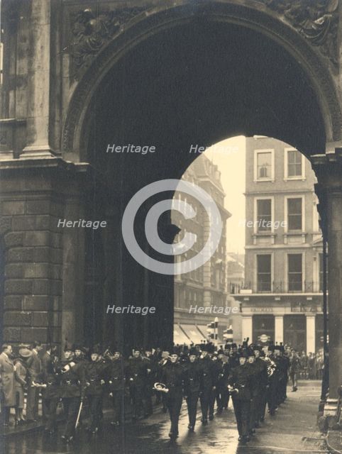 The 38th Middlesex (Artists') Rifle Volunteers in the courtyard at Burlington House, April 1939. Creator: Unknown.