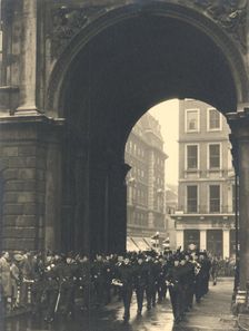 The 38th Middlesex (Artists') Rifle Volunteers in the courtyard at Burlington House, April 1939. Creator: Unknown