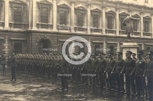 The 38th Middlesex (Artists') Rifle Volunteers in the courtyard at Burlington House, April, 1939. Creator: Unknown.