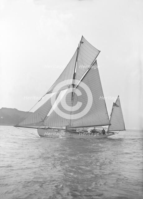 The 46 ft yawl 'Chinkara' under sail, 1913. Creator: Kirk & Sons of Cowes.