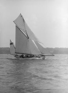 The 46 ft yawl Chinkara under sail, 1913. Creator: Kirk & Sons of Cowes