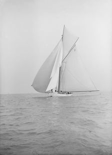 The 40-rater cutter Carina sailing with spinnaker, 1913. Creator: Kirk & Sons of Cowes