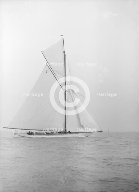 The 40-rater cutter 'Carina' sailing close-hauled, 1913. Creator: Kirk & Sons of Cowes.