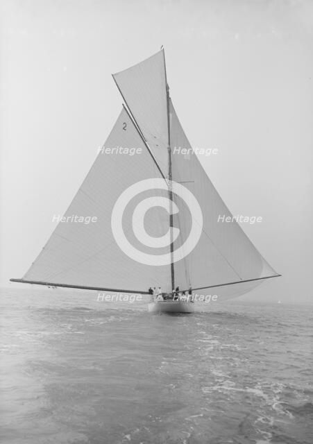 The 40-rater cutter 'Carina' sailing full sail downwind, 1913. Creator: Kirk & Sons of Cowes.