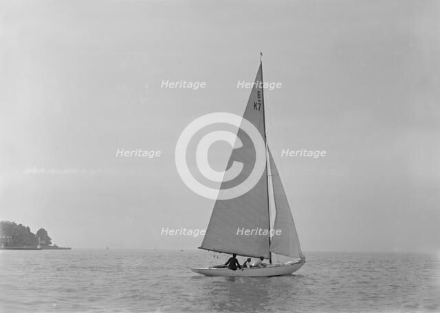 The 6 Metre 'Cni', 1921. Creator: Kirk & Sons of Cowes.