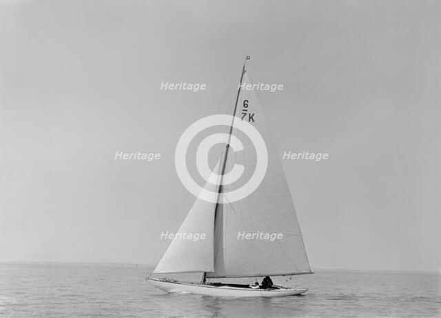 The 6 Metre 'Cni' sailing close-hauled, 1921.  Creator: Kirk & Sons of Cowes.