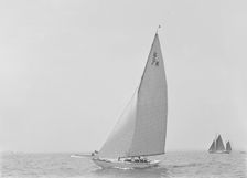 The 6 Metre class Cni sailing close-hauled, 1921. Creator: Kirk & Sons of Cowes