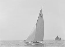 The 6 Metre class Cni sailing close-hauled, 1921. Creator: Kirk & Sons of Cowes