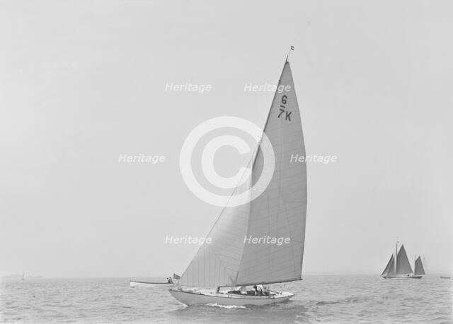 The 6 Metre class 'Cni' sailing close-hauled, 1921. Creator: Kirk & Sons of Cowes.