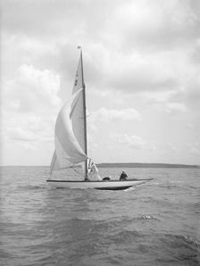 The 6 Metre class Cynthia setting spinnaker, 1912. Creator: Kirk & Sons of Cowes