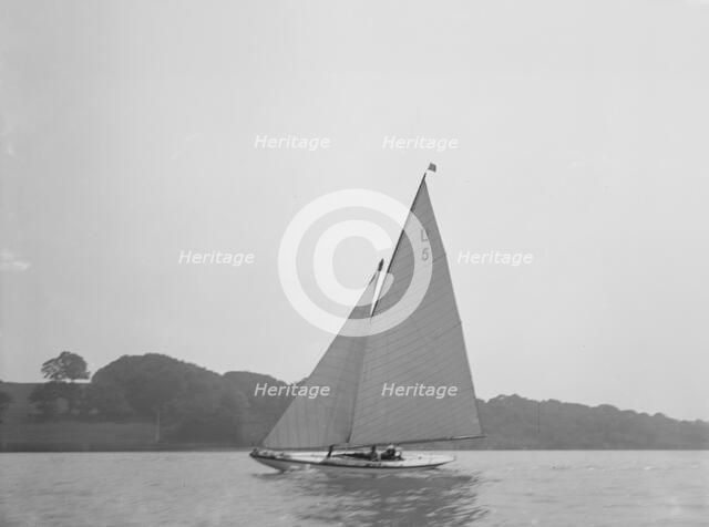 The 6 Metre Class 'Jonquil' (L5) helmed by Capt R J Dixon. Creator: Kirk & Sons of Cowes.