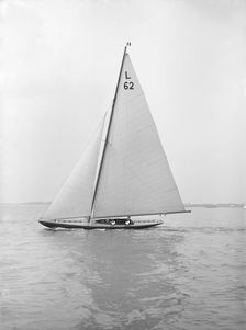 The 6 Metre class Mosquito sailing close-hauled, 1913. Creator: Kirk & Sons of Cowes