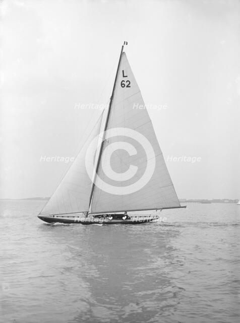 The 6 Metre class 'Mosquito' sailing close-hauled, 1913. Creator: Kirk & Sons of Cowes.