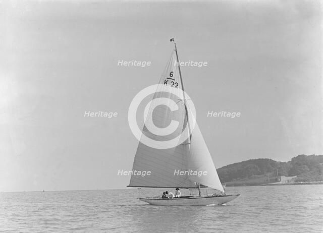The 6 Metre class 'Maid Marion' (K22) sailing close-hauled, 1921. Creator: Kirk & Sons of Cowes.