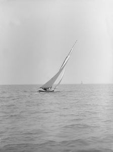 The 6 Metre class Nurdug III sailing upwind, 1913. Creator: Kirk & Sons of Cowes