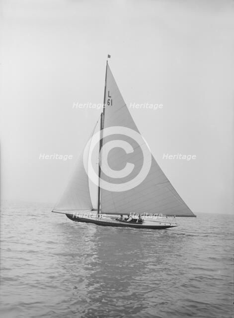 The 6 Metre class 'Nurdug III' sailing upwind, 1913. Creator: Kirk & Sons of Cowes.