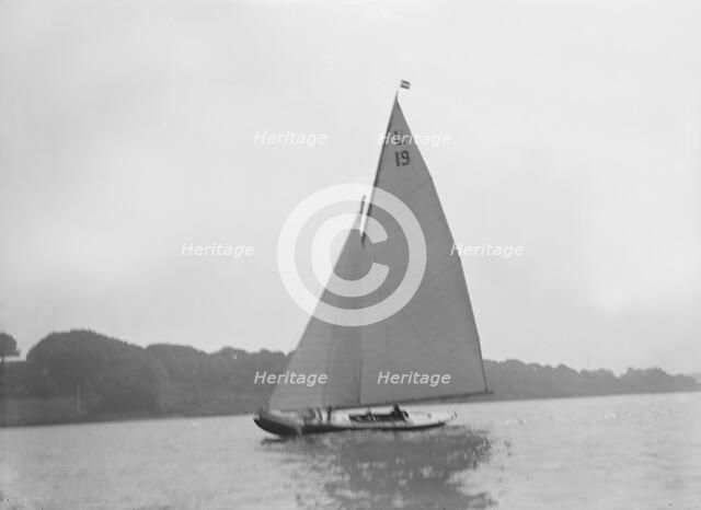 The 6 Metre Class 'Sioma' (L19) helmed by A Maudsley Esq. Creator: Kirk & Sons of Cowes.