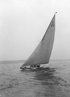 The 6 Metre Bubble sailing upwind, 1914. Creator: Kirk & Sons of Cowes