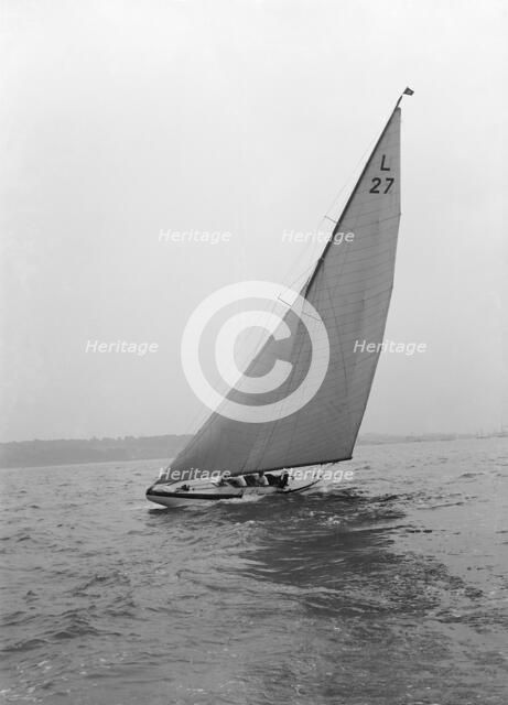 The 6 Metre 'Bubble' sailing upwind, 1914. Creator: Kirk & Sons of Cowes.