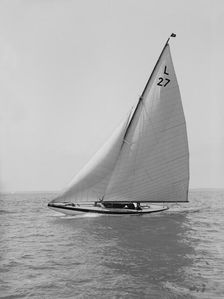 The 6 Metre Bubble sailing upwind, 1914. Creator: Kirk & Sons of Cowes