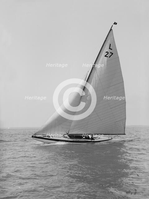 The 6 Metre 'Bubble' sailing upwind, 1914. Creator: Kirk & Sons of Cowes.
