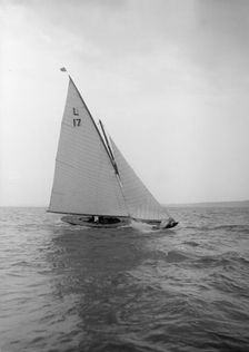 The 6 Metre Ejnar breaking waves, 1912. Creator: Kirk & Sons of Cowes