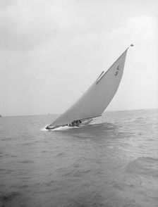 The 6 Metre Jonquil heeling on upwind leg, 1912. Creator: Kirk & Sons of Cowes