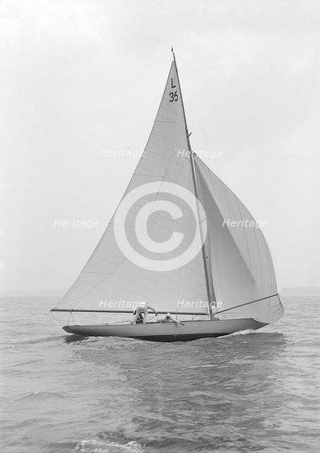 The 6 Metre 'Lanka' sailing with spinnaker, 1914. Creator: Kirk & Sons of Cowes.