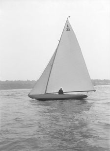 The 6 Metre Lanka sailing close-hauled, 1914. Creator: Kirk & Sons of Cowes