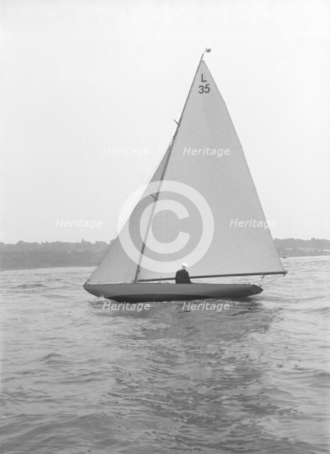 The 6 Metre 'Lanka' sailing close-hauled, 1914. Creator: Kirk & Sons of Cowes.