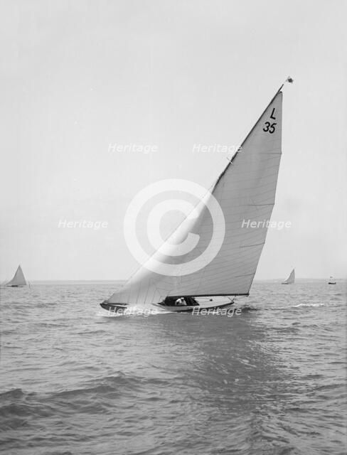 The 6-metre 'Lanka' sailing close-hauled, 1914. Creator: Kirk & Sons of Cowes.