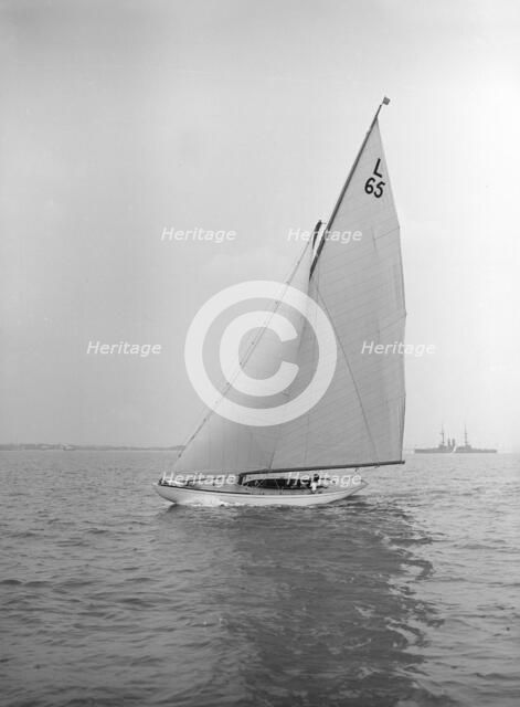 The 6 Metre sailing yach t'Pichin' (L65), 1913. Creator: Kirk & Sons of Cowes.