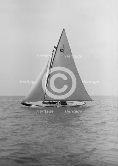 The 6 Metre sailing yacht 'Neerlandia VI' (L63), 1913. Creator: Kirk & Sons of Cowes.