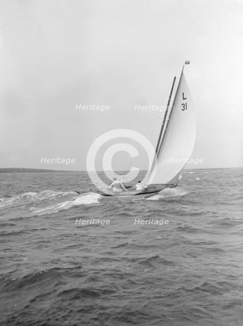The 6 Metre 'Sandra' sails downwind, 1913. Creator: Kirk & Sons of Cowes.