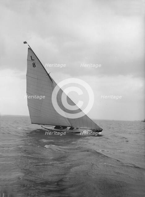 The 6 Metre 'Scotia IV' heeling on upwind leg, 1913. Creator: Kirk & Sons of Cowes.