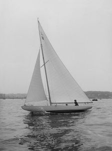 The 6 Metre Peterkin sailing upwind, 1914. Creator: Kirk & Sons of Cowes