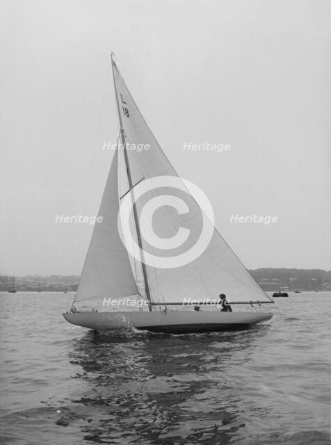 The 6 Metre 'Peterkin' sailing upwind, 1914. Creator: Kirk & Sons of Cowes.