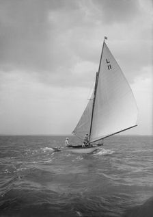 The 6 Metre Womba II running downwind, 1913. Creator: Kirk & Sons of Cowes