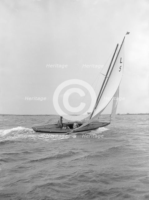The 6 Metre 'Vanda' sailing broad reach, 1913. Creator: Kirk & Sons of Cowes.