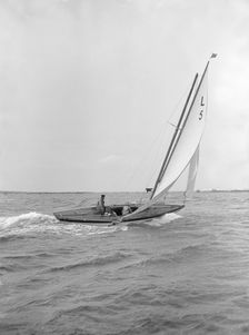 The 6 Metre Vanda sailing broad reach, 1913. Creator: Kirk & Sons of Cowes