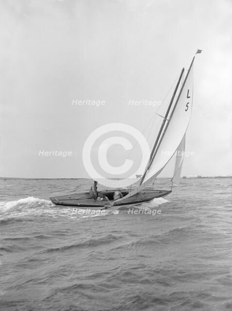 The 6 Metre 'Vanda' sailing broad reach, 1913. Creator: Kirk & Sons of Cowes.