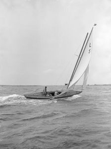 The 6 Metre Vanda sailing broad reach, 1913. Creator: Kirk & Sons of Cowes