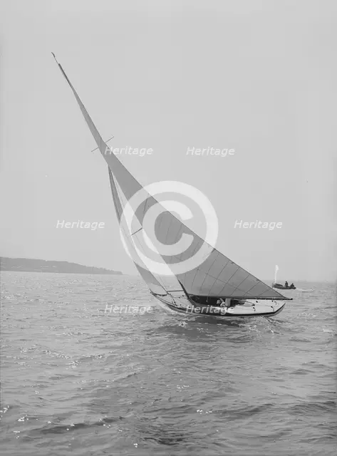 The 6 Metre 'Vanda' sailing close-hauled, 1914. Creator: Kirk & Sons of Cowes.