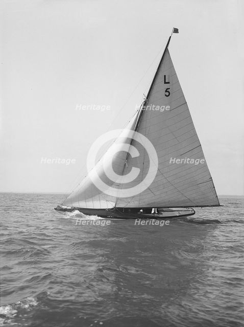 The 6 Metre 'Vanda' sailing close-hauled, 1914. Creator: Kirk & Sons of Cowes.