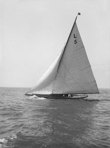 The 6 Metre Vanda sailing close-hauled, 1914. Creator: Kirk & Sons of Cowes