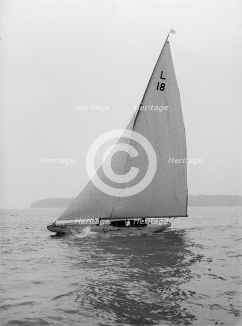 The 6 Metre yacht 'Peterkin', 1914. Creator: Kirk & Sons of Cowes.